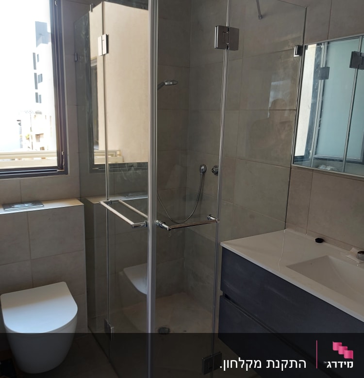 מקלחון זכוכית עם דלתות פתוחות וברז מקלחת